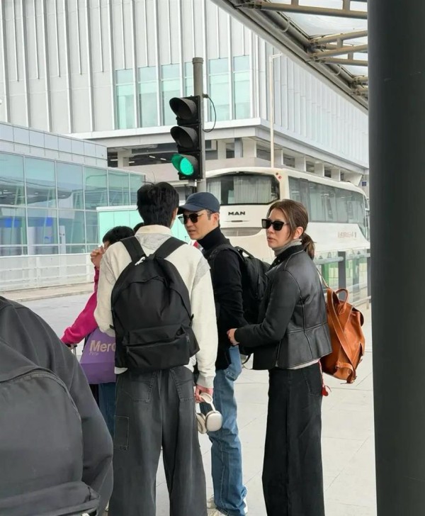 偶遇袁咏仪一家三口,张智霖和魔童热聊不停,父子同框兄弟感拉满