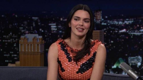 美国目前的头号体育巨星布莱迪，似乎和肯达尔·詹娜一起来，两人相差18岁