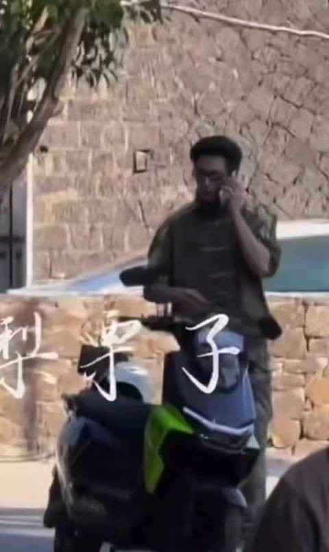 王鹤棣亲爱的客栈 骑电动车路透来了,边骑边接电话哈哈哈