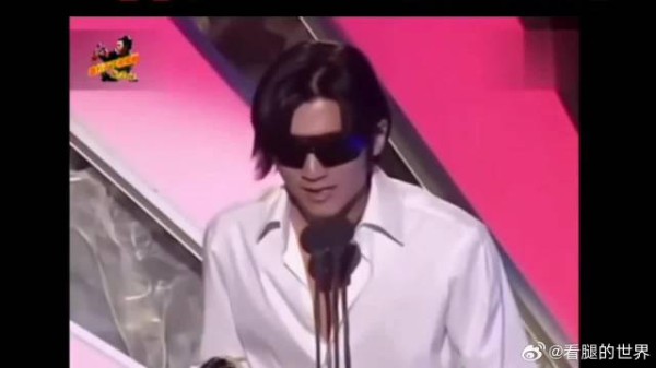 谢霆锋穿王菲挑选长裙领取世界音乐大奖