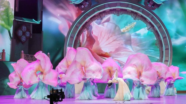 太美了!成都原创舞蹈《芙蓉似锦满城花》绽放央视舞台