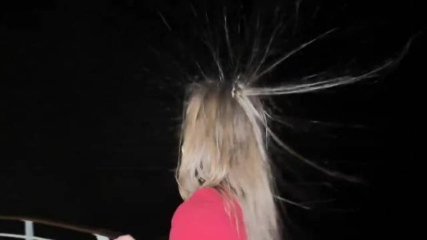 头发竖立现象引安全警示