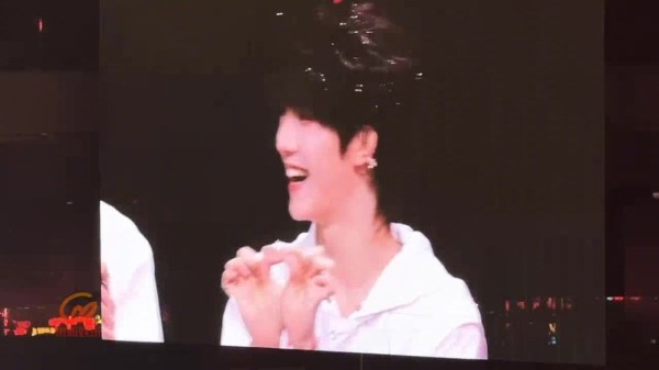 苏新皓荣耀之战演唱会展示比心必杀技