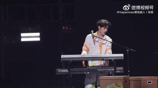 张极桔色绑带造型亮相荣耀之战演唱会,舞台表现力拉满