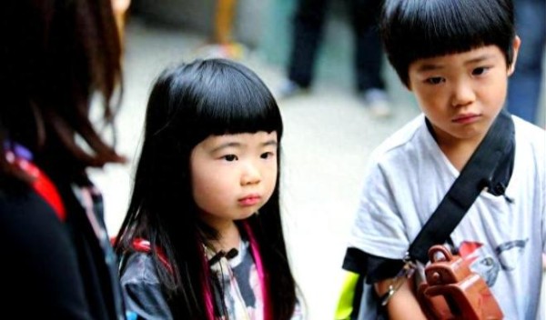 曹格儿子、邹市明儿子和钟丽缇二女儿参加活动，男帅女美好养眼