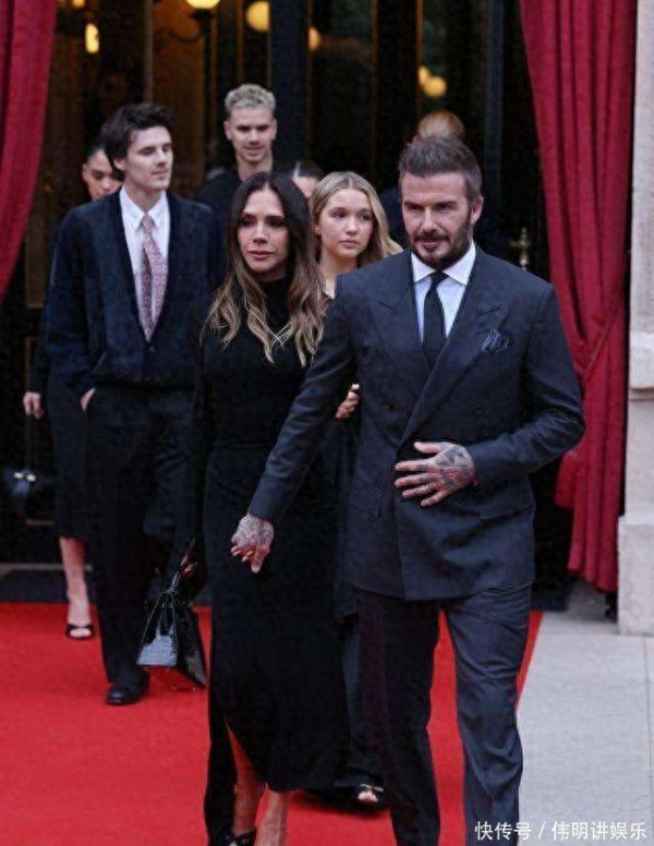 贝克汉姆全家风波后首亮相，贝嫂巴黎获奖，小七金发黑裙很惊艳