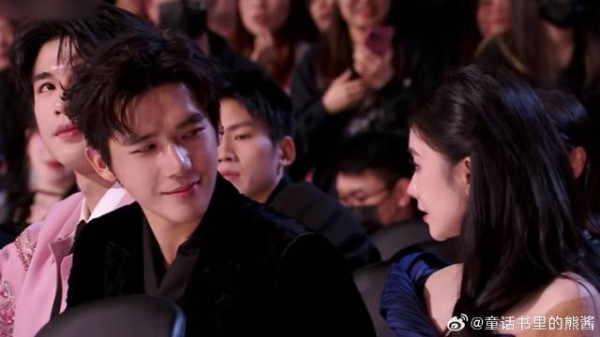 磕到真的了,当王安宇看向刘浩存的时候,眼神不要太过深情丨星光