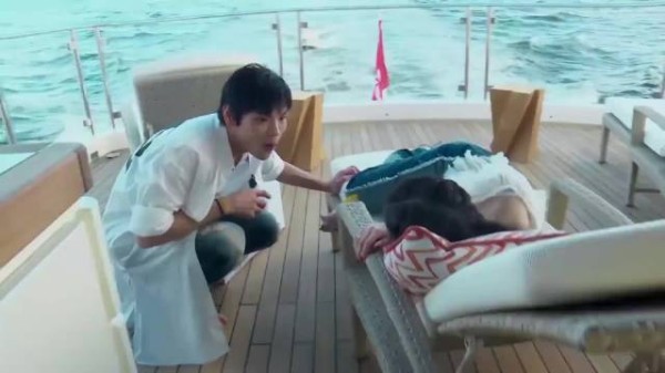 郭碧婷真是个吃货，睡着了手上还拿着零食，向佐都看入迷了！