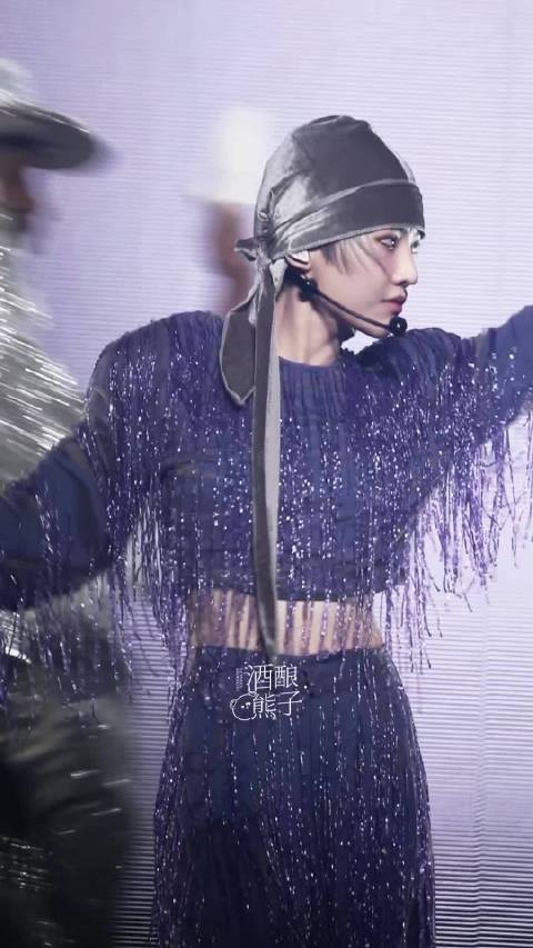 刘雨昕苏州站演唱会造型神似夏奇羊,灵动舞姿引爆全场