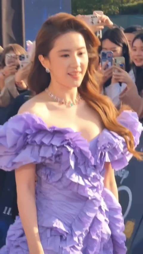 刘亦菲属于那种即使身材不完美也依旧会被人称赞的超级大美女