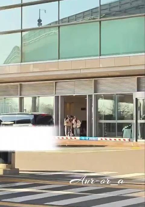 迪丽热巴抵达北京路透，看身高识人