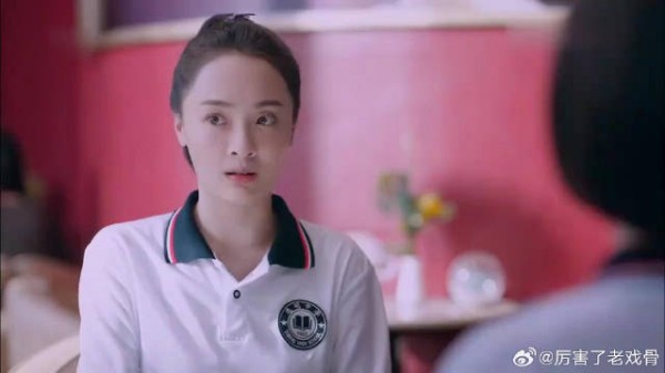 女同学要请冰激凌,尖尖看菜单直问:钱带够没