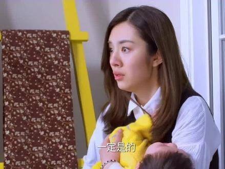 陆母探身至阳台边缘,踮起脚尖四处寻觅那枚钻戒