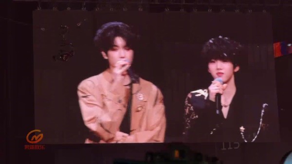 张函瑞黑金披纱亮相TF荣耀之战第二场，清唱跳舞引爆现场