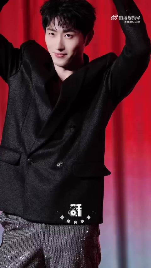 王凯沐黑西装红幕布亮相年度派对,害羞比心引热议