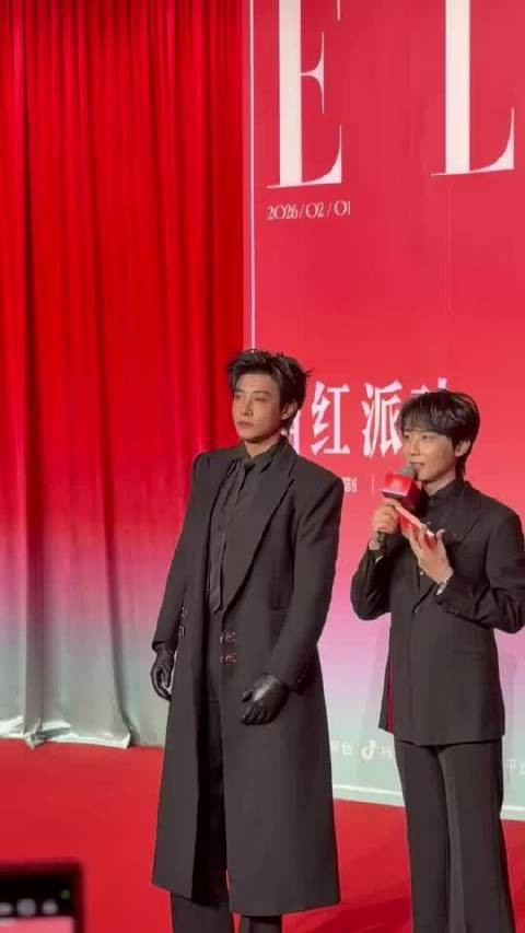 年度派对红毯高光时刻,深V黑西装闪耀吸睛