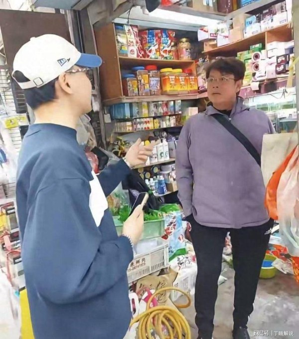 75岁谭咏麟街头买金鱼!与老板老友式寒暄,无保镖接地气引狂赞