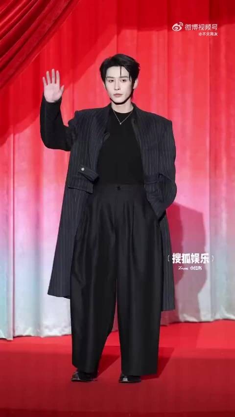 短剧顶流红毯团建，刘萧旭王道铁申浩男西装亮相，王格格王小亿翟一莹礼服争艳