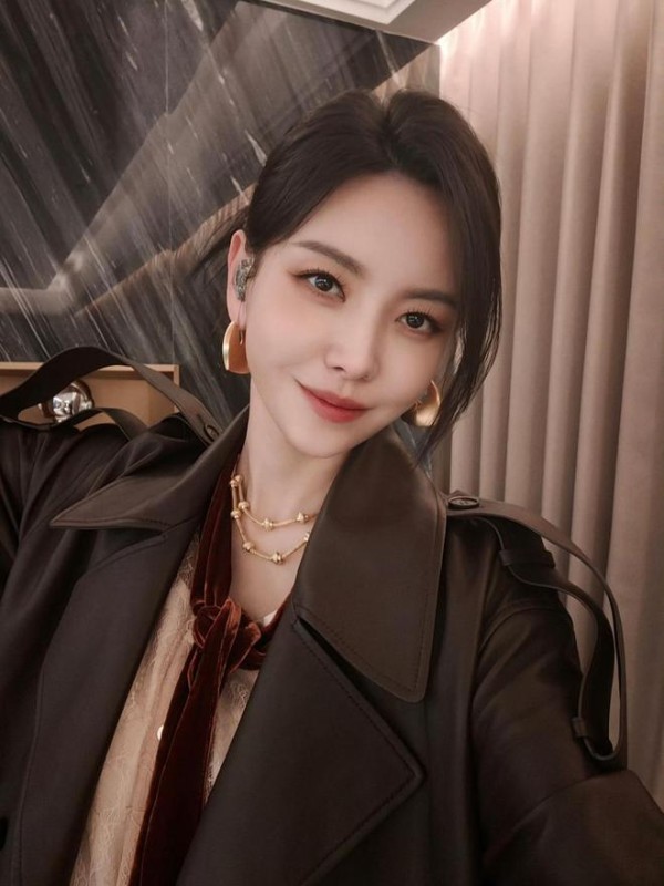 于文文贵州演唱会晕倒,曝被救护车拉走,连轴演出引粉丝担忧