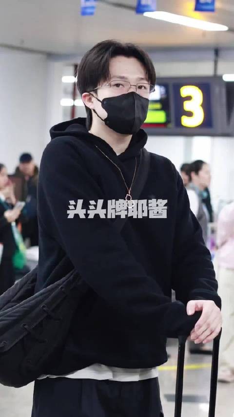 王楚钦戴银丝眼镜亮相,眼神沉淀锐利