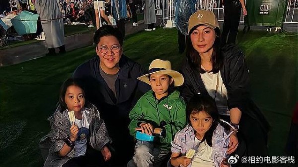 霍启刚郭晶晶最新全家福，俩女儿漂亮极了，一家五口雨中嬉戏好快乐