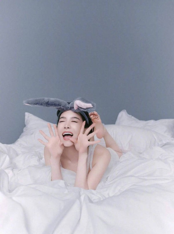 宋茜戴兔耳发箍衬得活力满满。