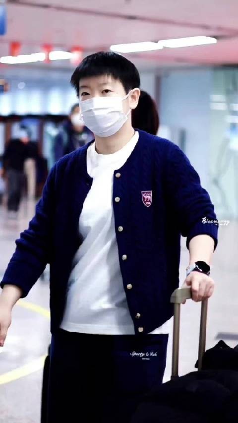 王楚钦机场必吃面条，粉丝称其机场面神