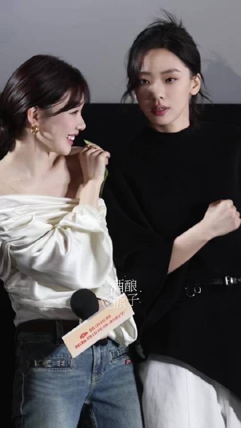 徐梦洁和王晓赟子就这样肩膀贴贴，十指紧扣地完成这个小游戏