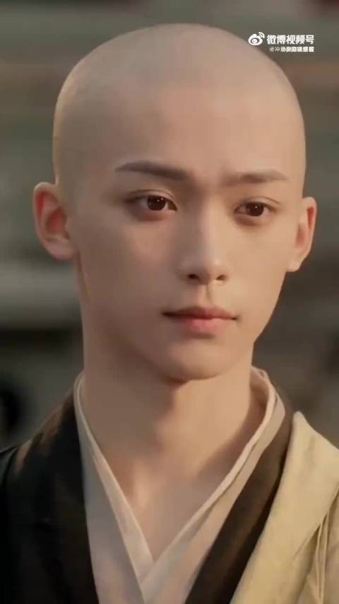 梓渝为戏剃光头拒用假发套，颜值抗打拓宽戏路