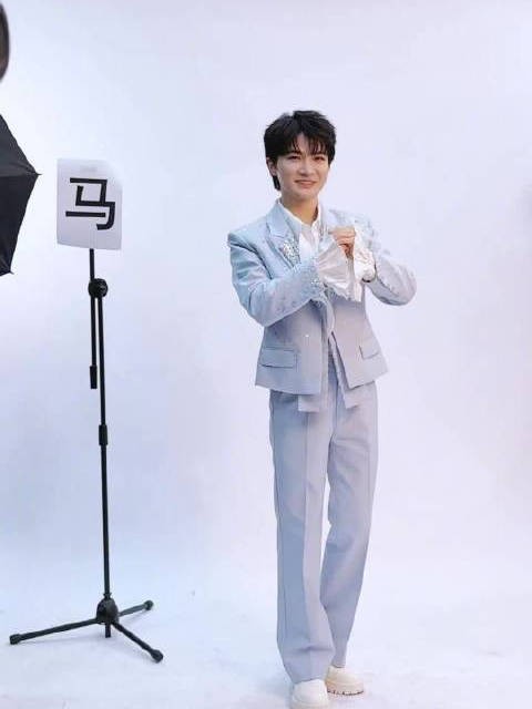 周深无实物摸马给自己整笑了