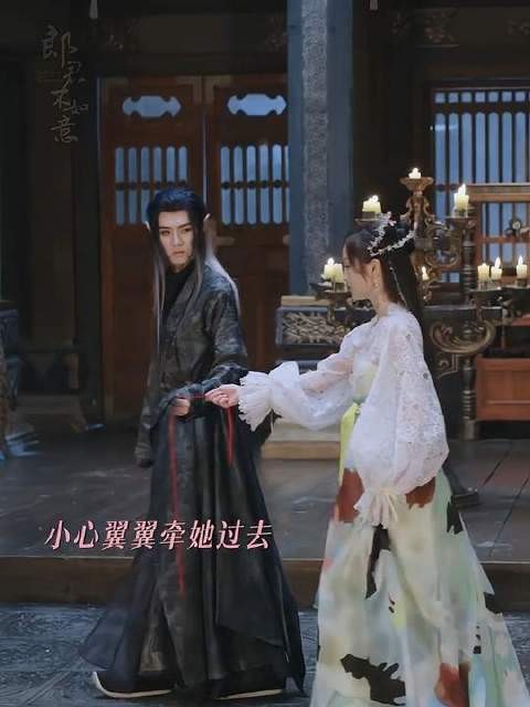 伸手是下意识的保护，撤回是克制的情深