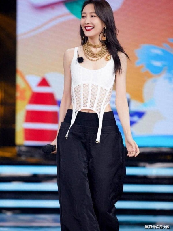 王鸥当妈后重出江湖！穿背心吊带+束脚裤大秀身材，非常辣眼睛