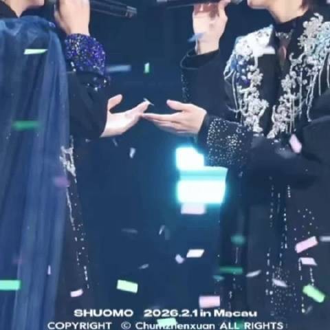 爱是坚定的 爱是双向奔赴 爱是我托起你即将下坠的手