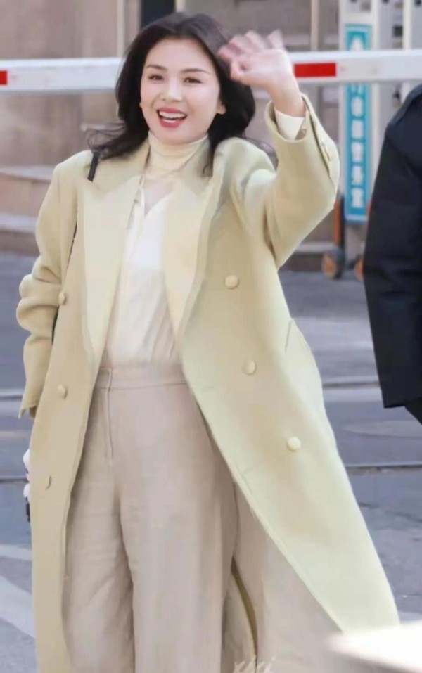 刘涛春晚三排状态曝光！一下车就美上热搜，网友：有她这节目我必看