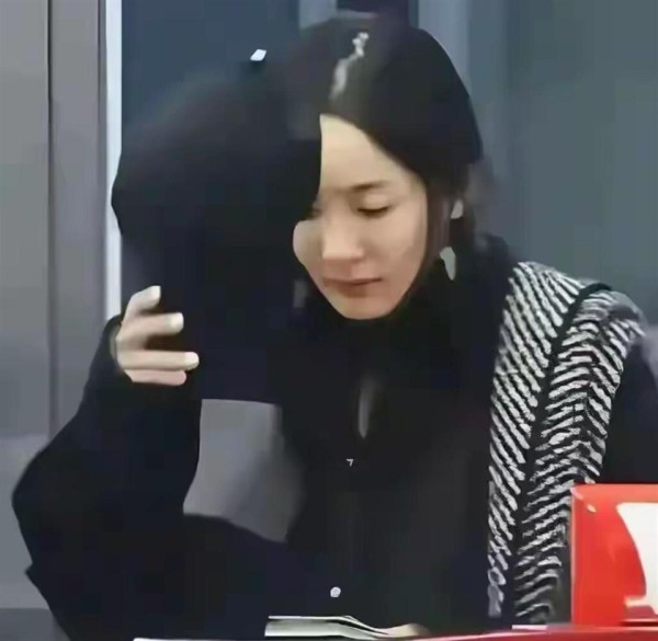 偶遇40岁的杨幂素颜，真实颜值长这样，没有网上说的那么漂亮