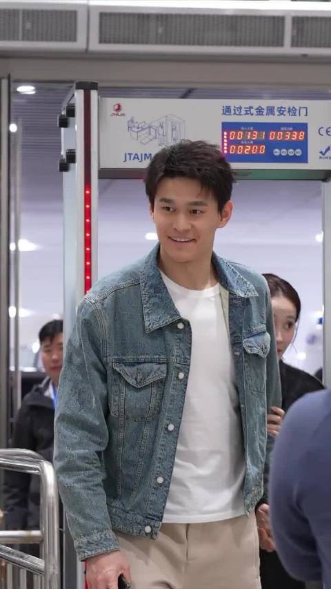 Cr.562070929 20260203 深圳卫视春晚录制上班 笑得 走个路忙死