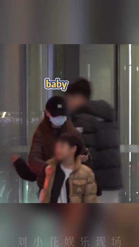 baby带小海绵聚餐遇趣事,上错车被妈妈及时叫回