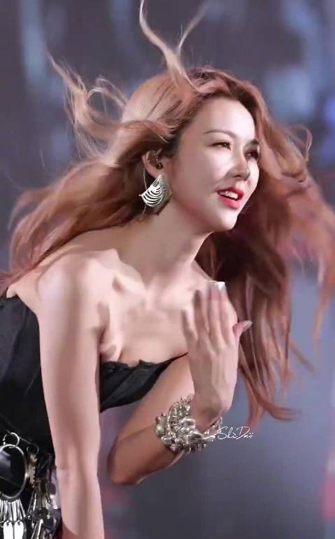 44岁薛凯琪少女感惊艳，甜妹气质不减当年