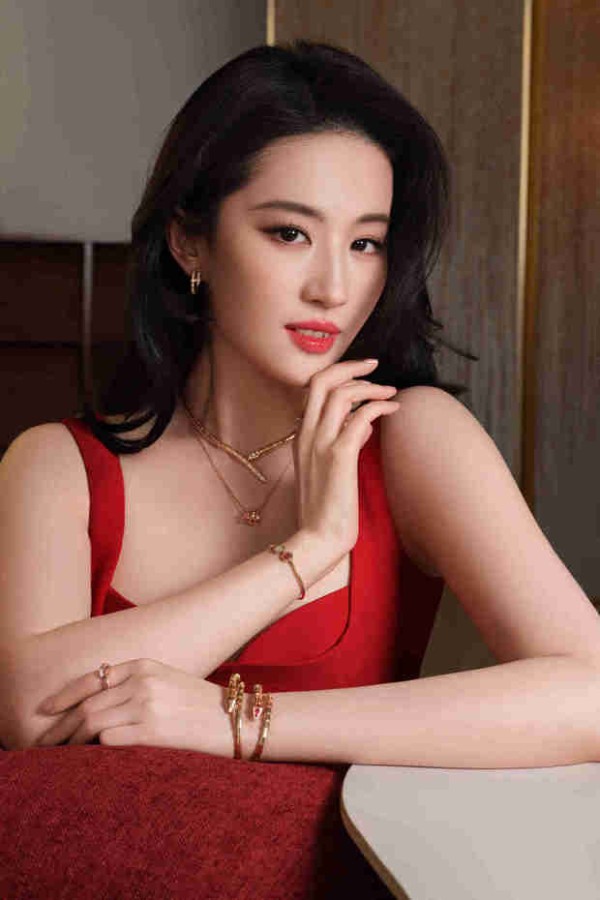 众星拍摄新春大片 刘亦菲一袭红裙高贵美艳
