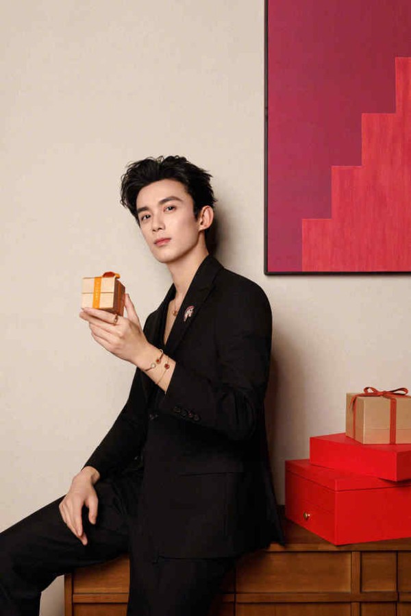 吴磊戴夸张珠宝。