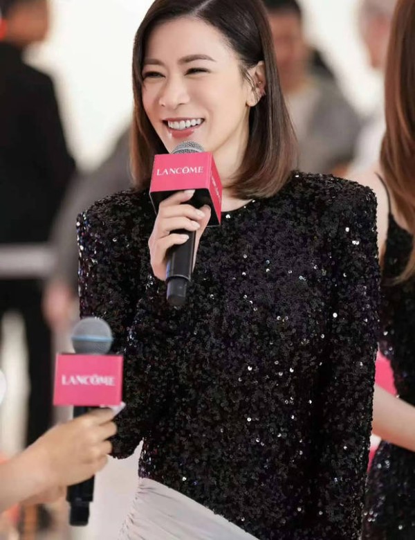 佘诗曼开怀大笑感染力十足。