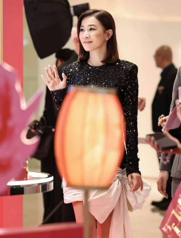 佘诗曼漫步活动现场,黑闪片造型吸睛。