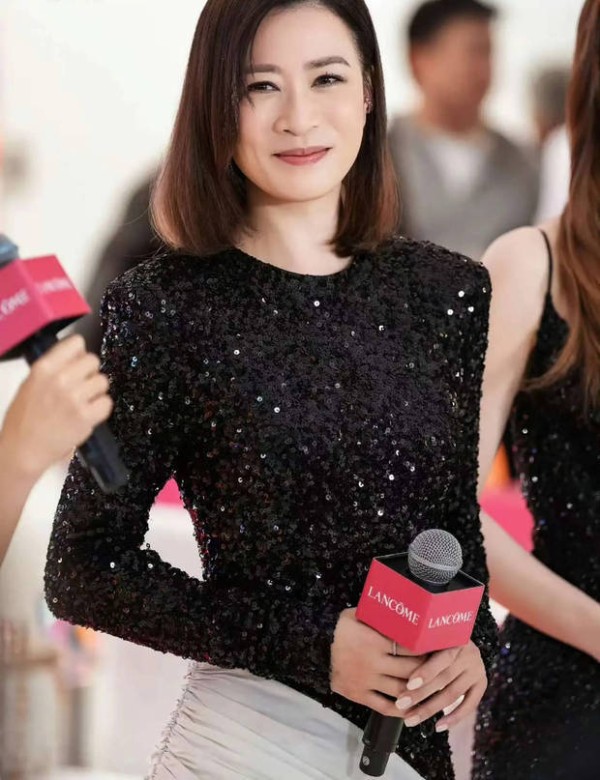 佘诗曼浅笑,神态优雅动人。