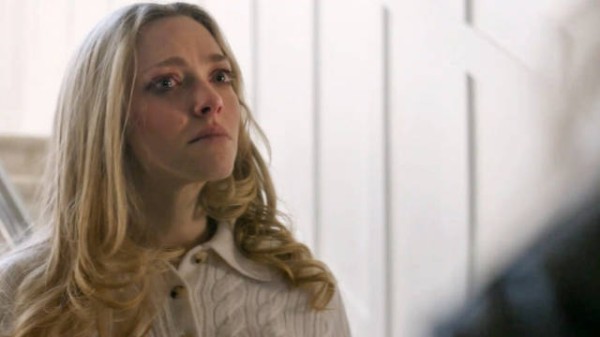 丈夫在亲吻妻子时，意外发现她的发根竟然忘了补色！