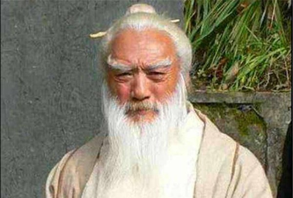 陶渊明这首诗写得恬淡惬意，飘逸出尘，远超现代洗涤心灵的鸡汤文