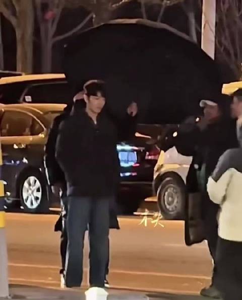 肖战《小城良方》杀青，为角色保持寒冷状态获赞