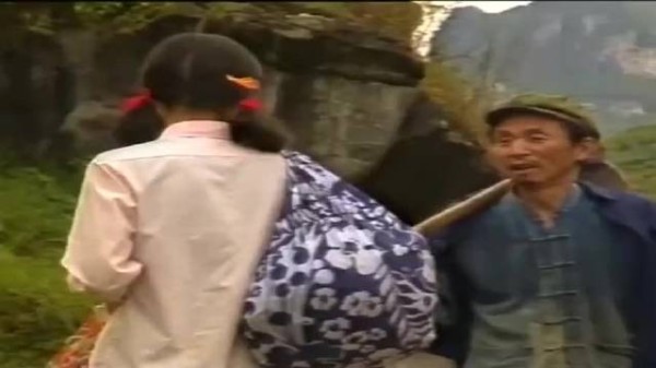 姑娘不嫌家贫，不远千里来找穷小子，没想到他家早就没人了