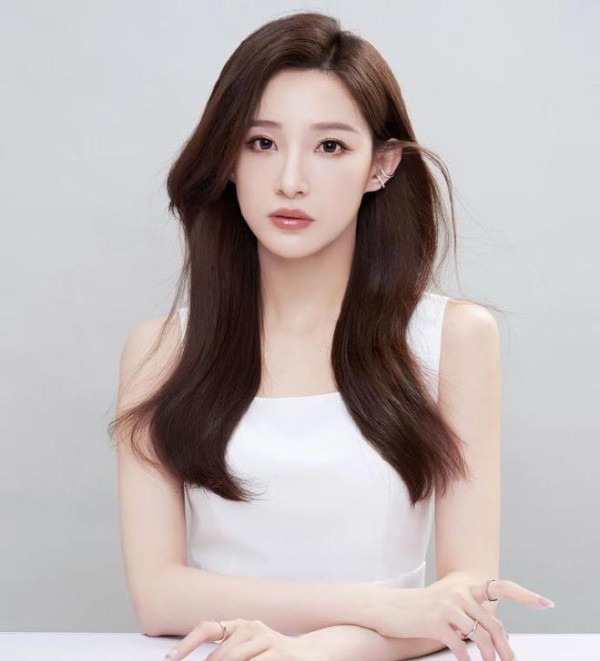 马凡舒连续五年主持央视春晚 昔日《天下足球》美女主播完成华丽转身