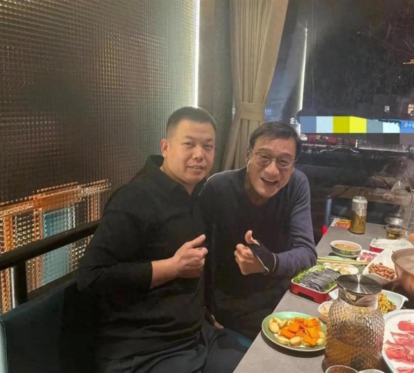 68岁梁家辉在北京餐馆吃火锅，他看起来苍老了不少，脸型好奇怪