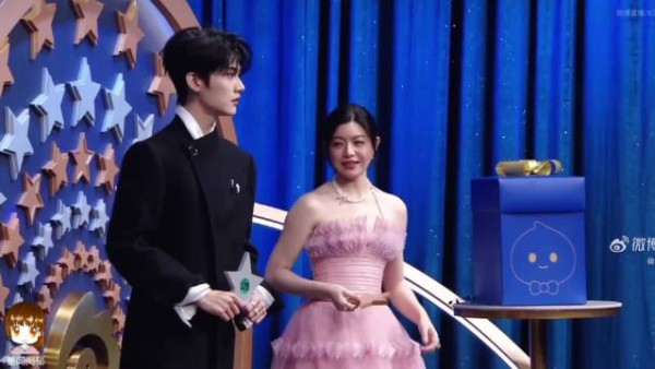 陈妍希周柯宇微博之夜互动抽礼物